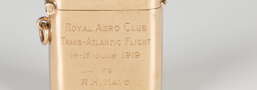 9ct gold presentation vesta, 1918 by Goldsmiths & Silversmiths Co, the front engraved with 'Royal Aero Club Trans-Atlantic Flight 14-15 June 1919 to R.H. Mayo'