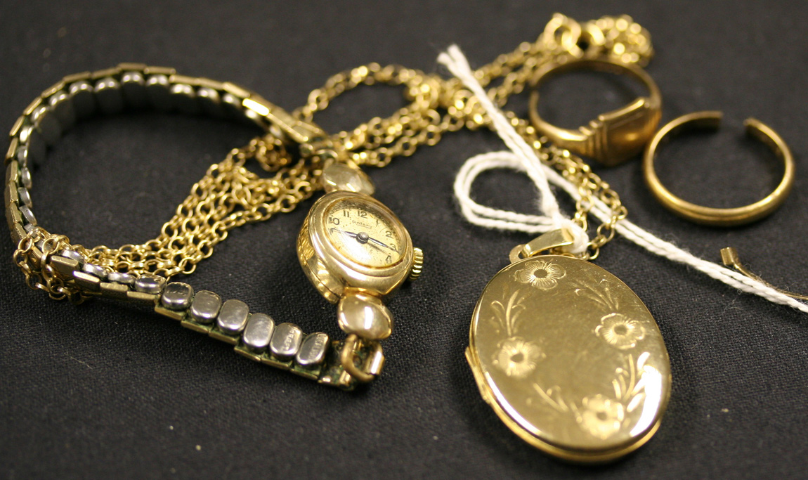 A 9ct gold oval pendant locket, with a 9ct gold neckchain, a 9ct gold