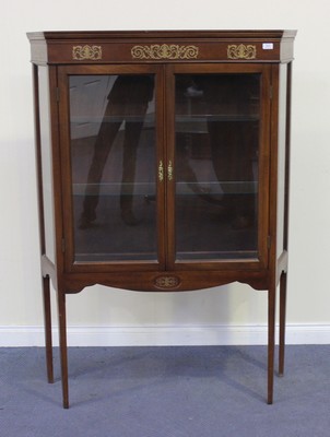 LOT 933