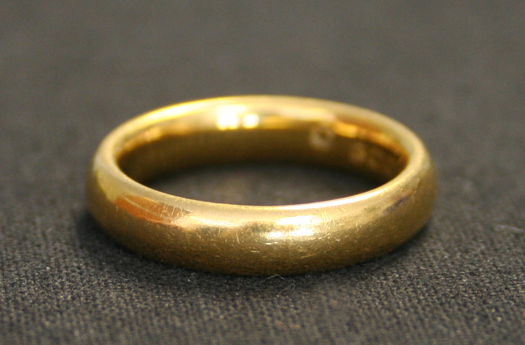 A 22ct gold plain wedding ring, Birmingham 1922.