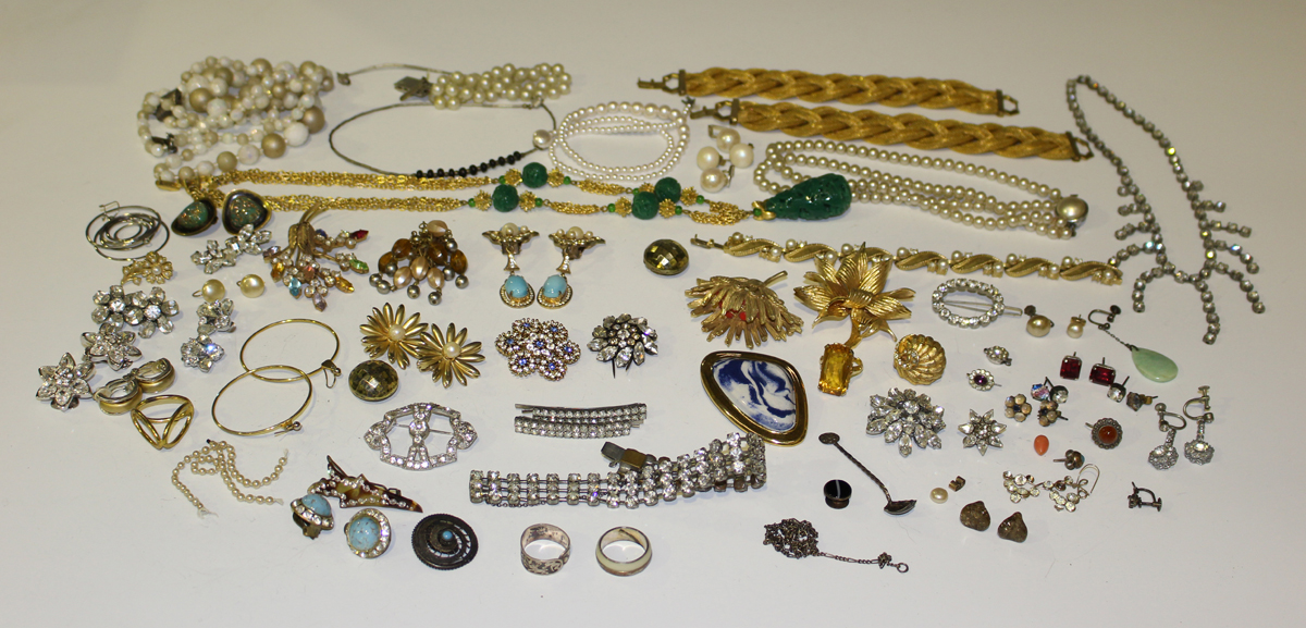 A collection of costume jewellery, including necklaces, brooches ...