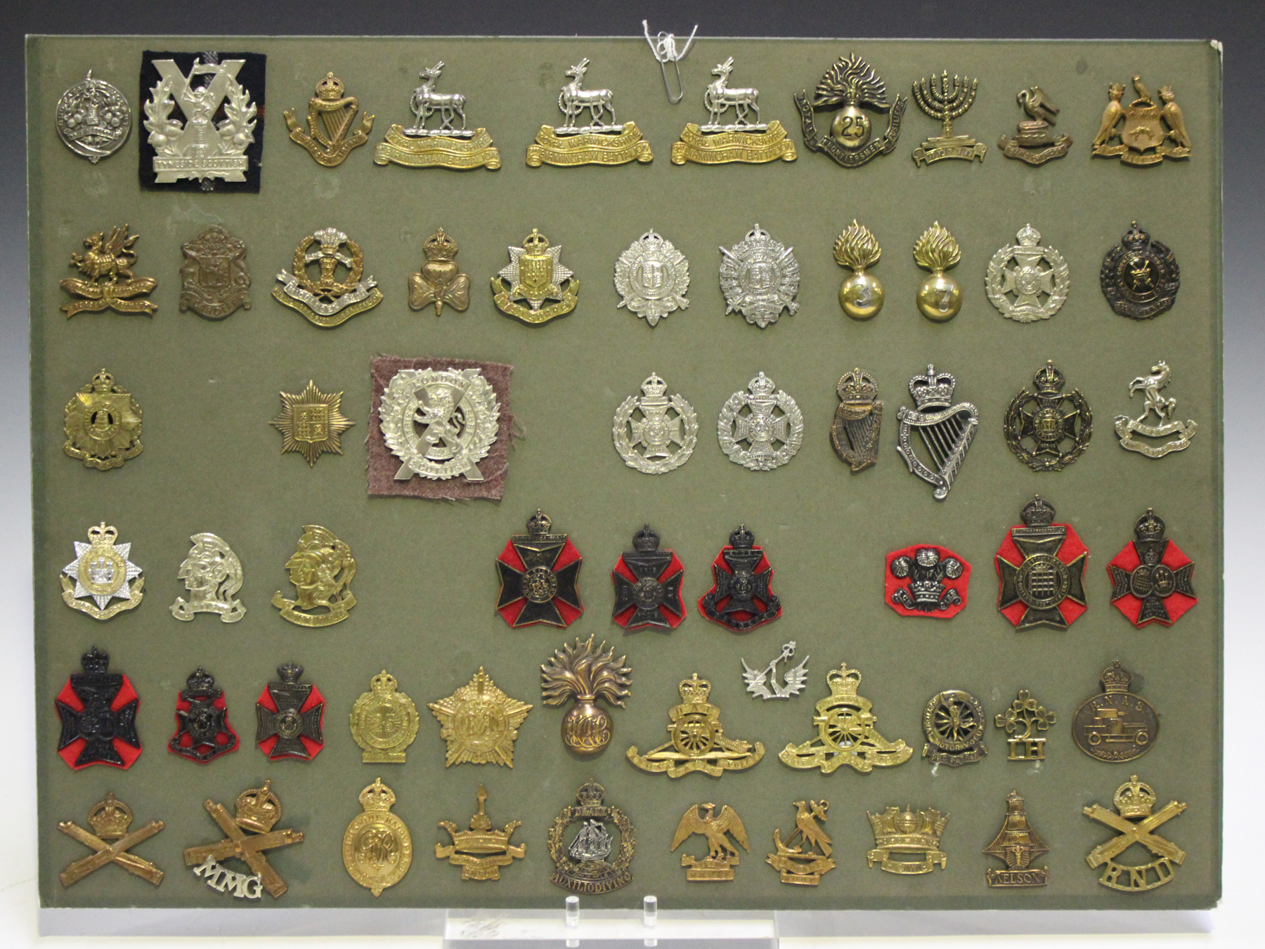 A collection of British cap badges, including Jewish Royal Battalion ...