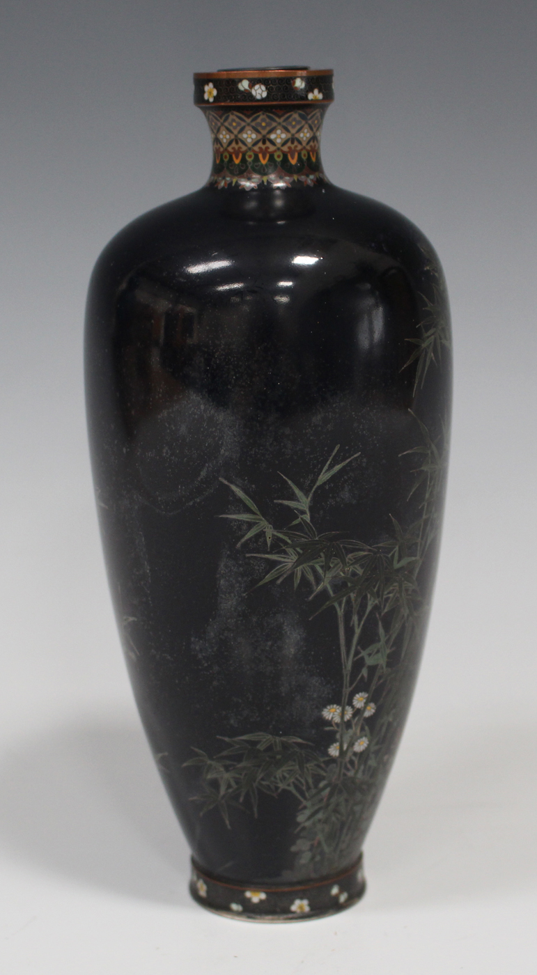 牡丹ページ A Japanese silver wire inlaid cloisonné vase by Hayashi
