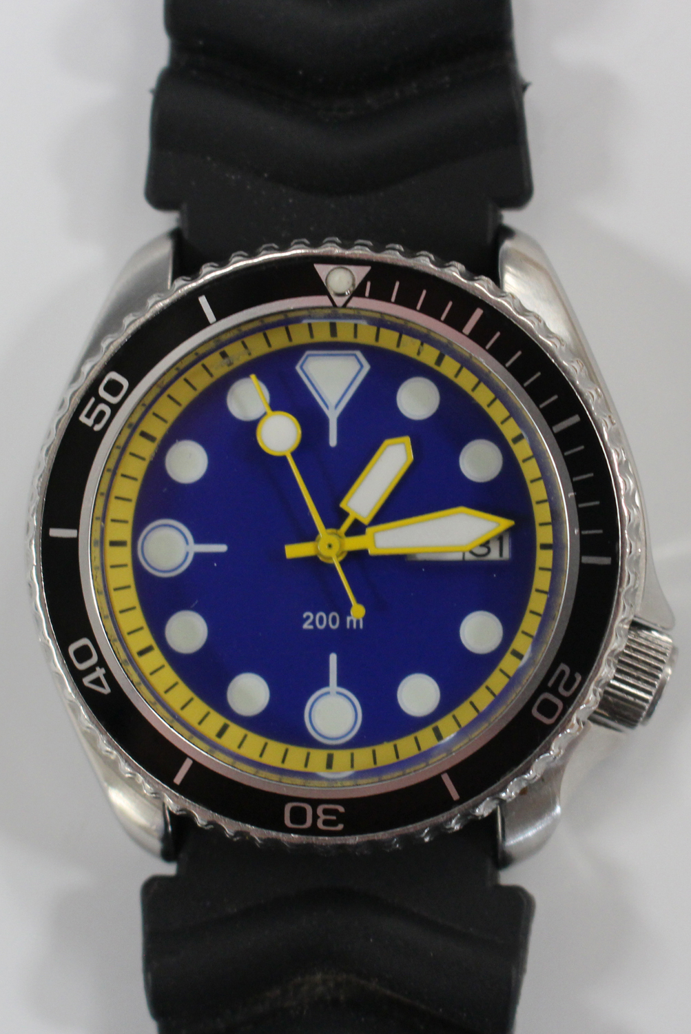 A Seiko Diver's wristwatch, the unsigned blue dial with day-of-the-week and  date-of-the-month apertu