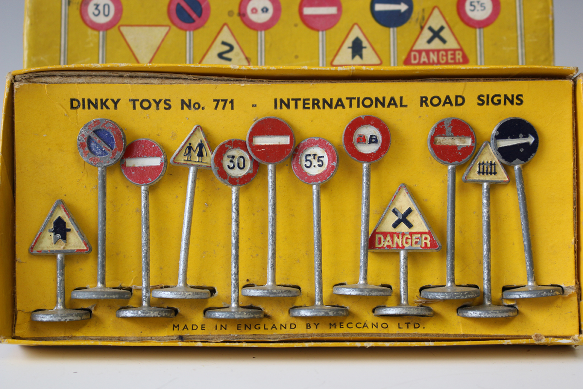 DINKY TOYS No 771-INTERNATIONAL ROAD SIGNS-ORIGINAL BOX WITH