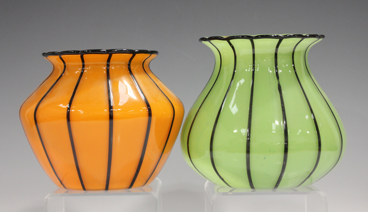 M1305 Antique 1920's Tango Glass 花瓶 Antique Red Tango Glass Vase