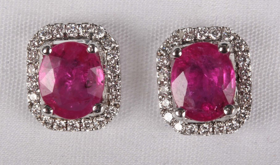 LOT 585